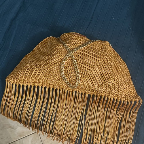 Handmade knitted shoulder bag with gold chain and fringes