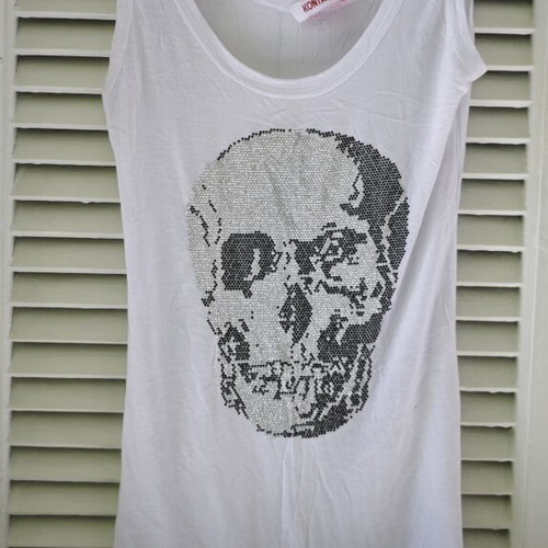 Kontatto white women's sleeveless top used with rhinestone skull design