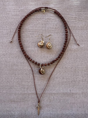 Goldstone and gold-plated shell jewelry set with cross, layering style