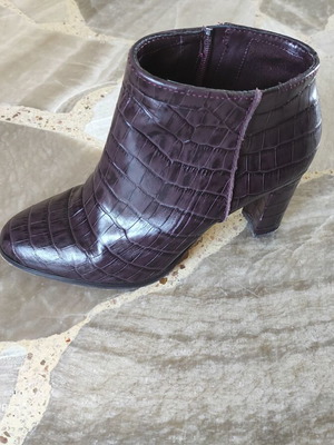 Clarks δερμάτινα μποτάκια με κροκό μοτίβο σε μπορντό, νούμερο 39