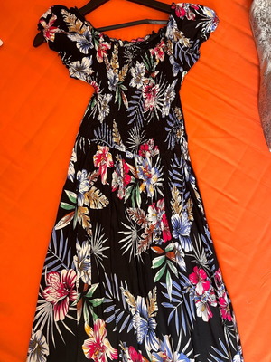 Floral maxi dress like new, colorful, airy and flattering