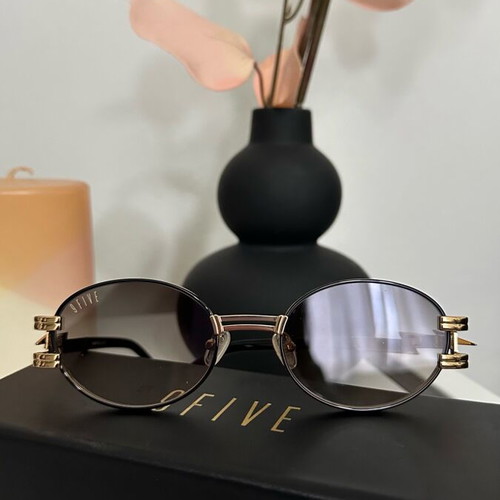 9Five sunglasses like new, black and gold