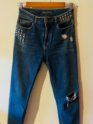 Blue jeans Bershka μεταχειρισμένα με διακοσμητικά τρουκς και σκισίματα