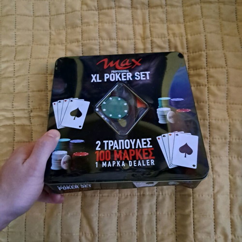 Xl poker set used with wear on the box
