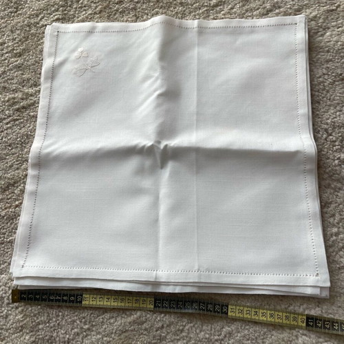 Handmade embroidered napkins set of 7 like new, for formal table