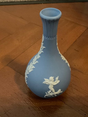Wedgwood vase like new