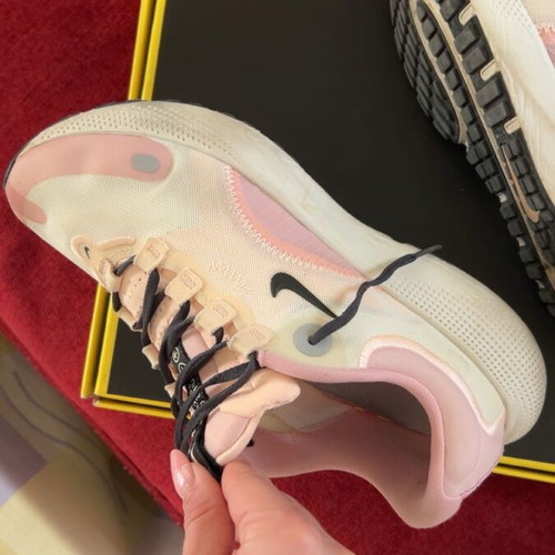 Nike athletic shoes size 40.5 like new, pink and black