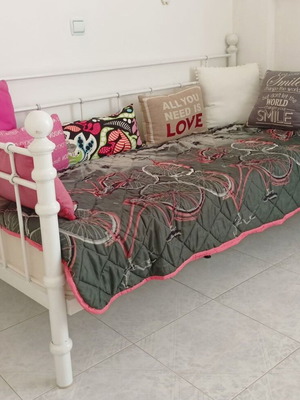 Metal Daybed White with Mattress and Pillows like new