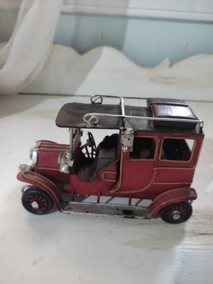 Metal car like new, 16cm long