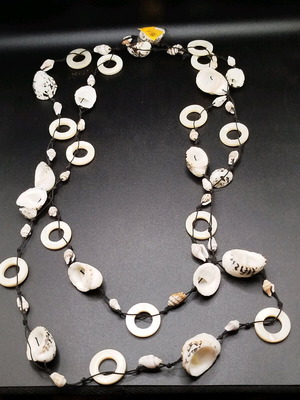 Necklace new with shells, sea and pearls
