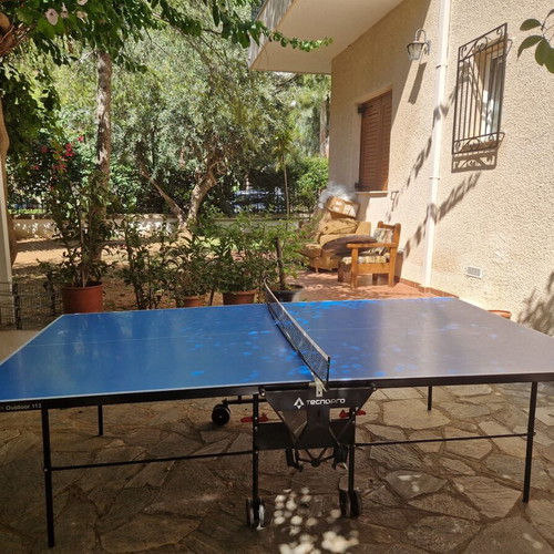 Ping pong table like new, outdoor foldable