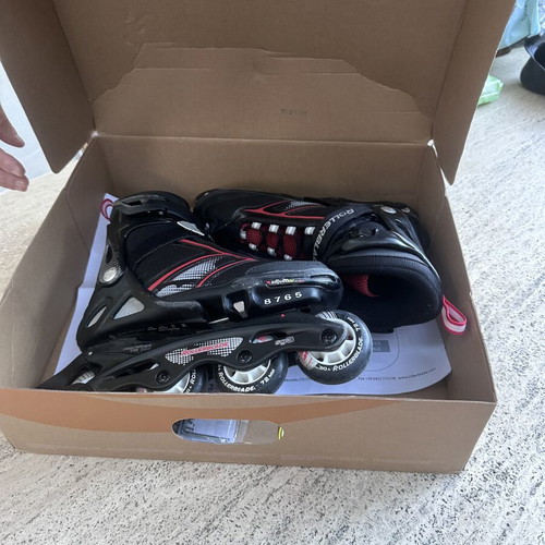 Rollerblades used, size 38.5-40.5, red with protective gear