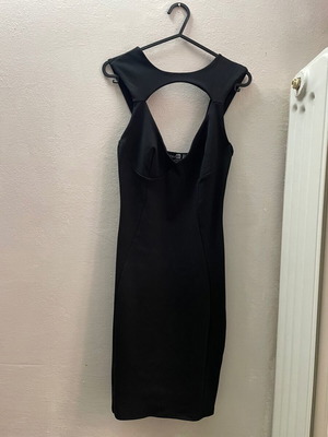 Boohoo mini μαύρο φόρεμα σαν καινούργιο με άνοιγμα στο ντεκολτέ και την πλάτη