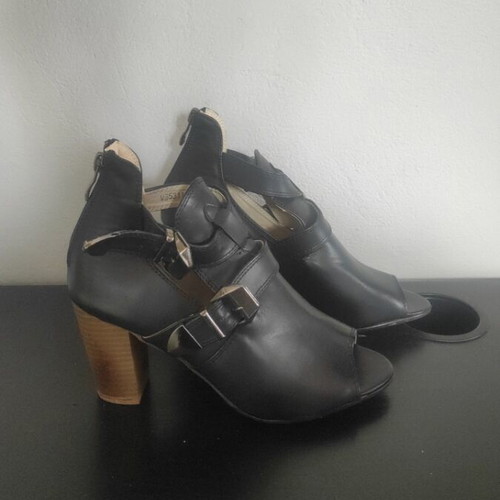 Famous Shoes women's boots size 38 like new, black