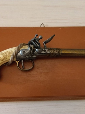 Διακοσμητικό αντίγραφο Flintlock σε ξύλινη βάση τοίχου