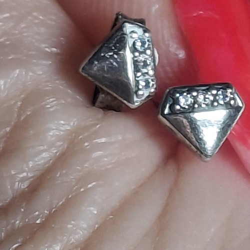 Pandora diamond earrings decorated with zircon stones