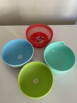 Children's bowls with suction cups like new