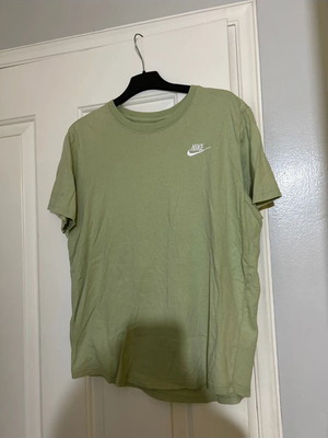 Nike pistachio T-shirt like new, size S, green