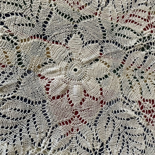 Knitted round tablecloth like new, diameter 54 cm