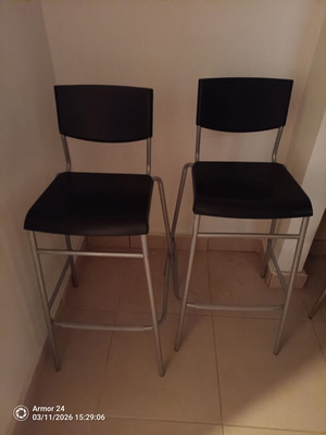Bar chairs set of 2 like new