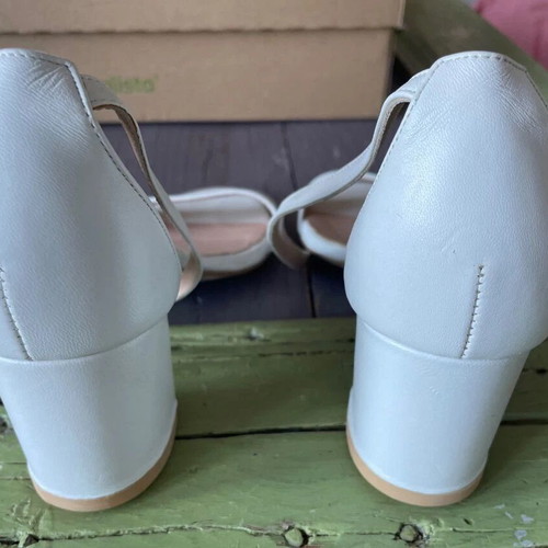 Mourtzi white leather sandals size 36 like new with heel