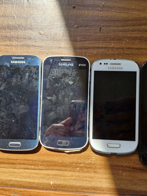 Old Samsung Galaxy smartphones, non-working, set