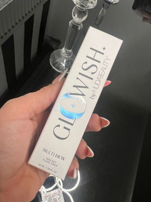 Huda Beauty Glowish Make Up Medium 05 new