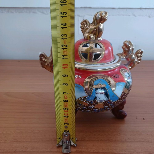 Satsuma Moriage Japanese incense burner used, handpainted samurai and geisha