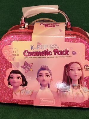Demon Hunters K-Pop Cosmetic Pack kids makeup case fuchsia glitter