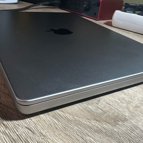 MacBook Pro 14" M1 Pro 2021 16GB RAM 500GB SSD like new