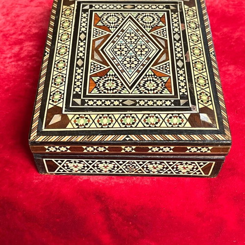 Ξύλινο κουτί vintage 1960s με mother of pearl marquetry από τη Μέση Ανατολή μεταχειρισμένο