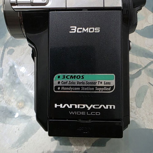 Sony DCR-PC1000E 3CMOS MiniDV 2.8 Megapixel Handycam Camcorder