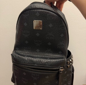mcm backpack μαύρη με τρουκς σε αριστη κατασταση.