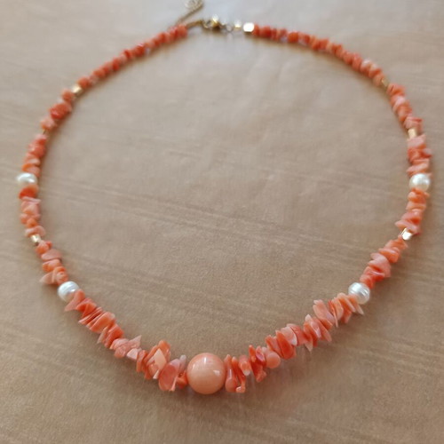 Short necklace with orange coral and 4 white freshwater pearls, new