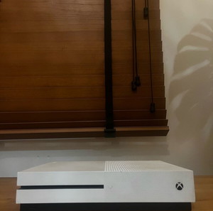 Xbox One s // 4 χειριστήρια // 5 παιχνίδια