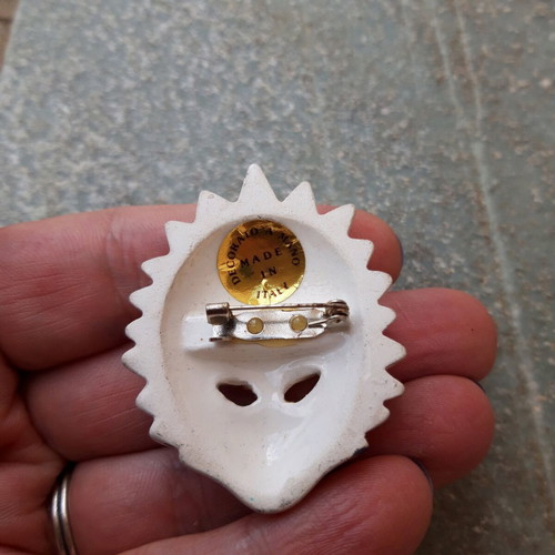 Ceramic Italian pin like new