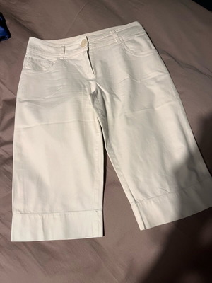 Latsaro bermuda like new, white, size M