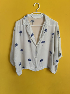 H&M Blue Palm Tree Cropped Resort Shirt like new