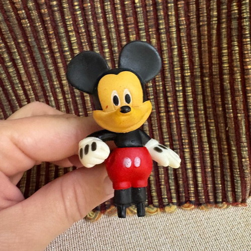 Set of six collectible Mickey Mouse and Donald Duck knobs like new