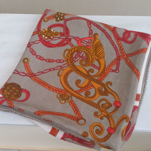 Square scarf 87 cm x 87 cm like new, colorful with elegant patterns