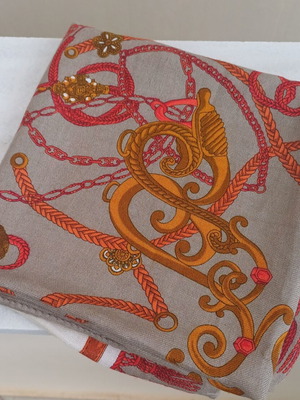 Square scarf 87 cm x 87 cm like new, colorful with elegant patterns