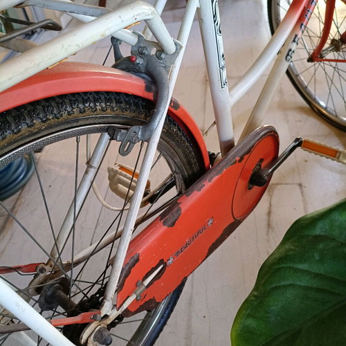 Vintage Beautiful bicycle used, women's city bike with dynamo and iron stand