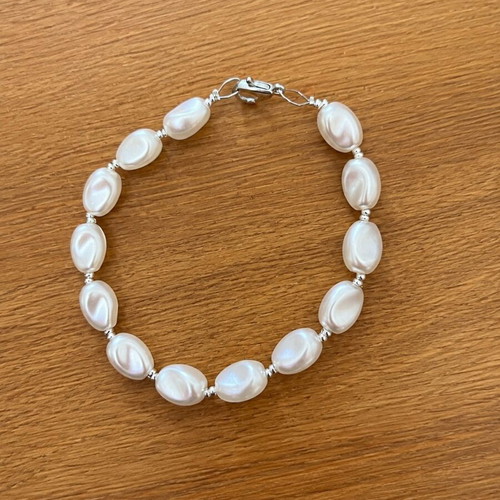 Handmade bracelet with white baroque pearl-shaped stones and stainless details