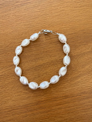 Handmade bracelet with white baroque pearl-shaped stones and stainless details
