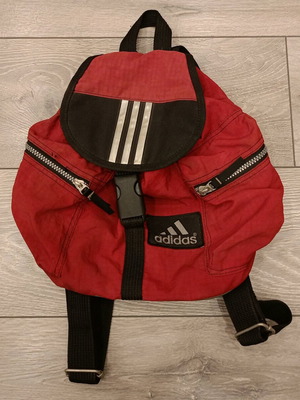 Τσάντα πλάτης Adidas μικρή μεταχειρισμένη, κόκκινη με μαύρες λεπτομέρειες