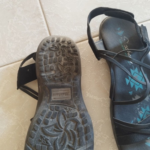 Skechers athletic sandals used with velcro and memory foam insole, size 39, black