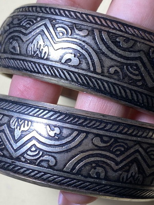 Set of 2 bracelets with designs like new