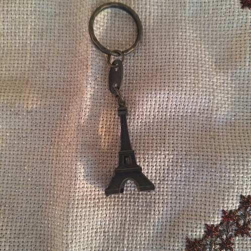 Eiffel Tower keychain like new, metal bronze souvenir