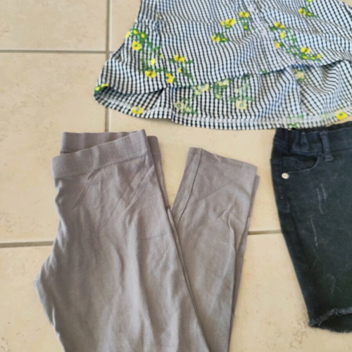 Girls' clothing set size 8 like new, sleeveless shirt, shorts, leggings