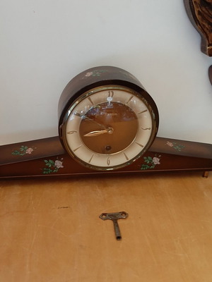 Hermle Vintage Mantel Clock Wooden, Like New, 1950s West Germany